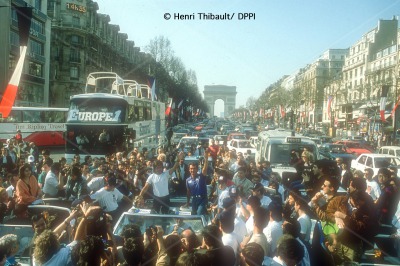 Titouan Lamazou and Loick Peyron going down the Champs Elysees after respectively finishing 1st and 2nd of the very first Vendee Globe 1989-1990, in Paris, France, on march 18, 1990 - Photo Henri Thibault / DPPI