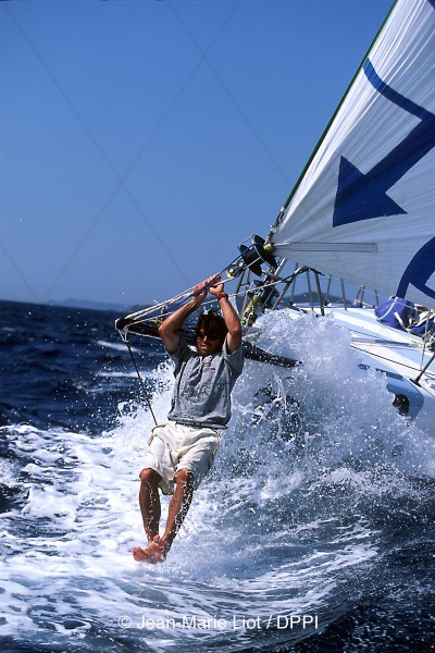 SAILING - 9908 - VENDEE GLOBE 2000 - PREPARATION - SOLIDAIRES - THIERRY DUBOIS (FRA) - PHOTO : JEAN-MARIE LIOT / DPPI