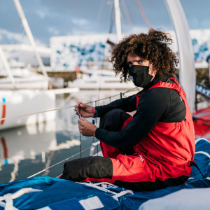 Un membre du team ARKEA PAPREC travaille sur le bateau