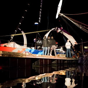 Les membres de l'équipe Arkea Paprec en train de travailler sur les foils de l'Imoca de nuit