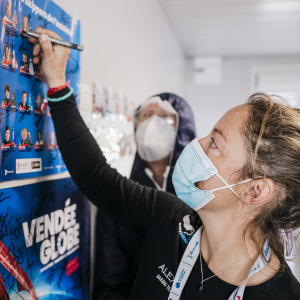 La skipper Alexia Barrier signe un poster avant son dernier test PCR