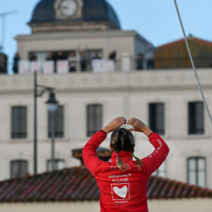 Sam Davies (GBR) dans le chenal avant le départ du Vendée Globe