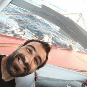 Selfie Alan Roura et sa vitre réparée