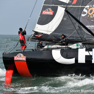 Jérémie Beyou back in Les Sables d'Olonne to repair his boat