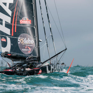 Jeremie Beyou back in Les Sables d'Olonne to repair his boat