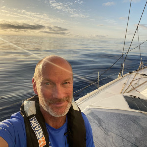 Ari heureux sur son bateau