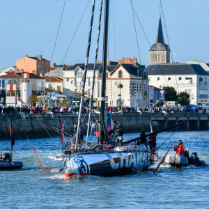 Jérémie Beyou goes down the channel for the second time