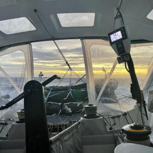Belle image du cockpit de Seaexplorer - YC de Monaco avec un coucher de soleil à l'horizon