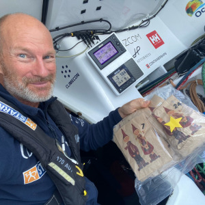 Ari tout content avec son calendrier de l'Avent 