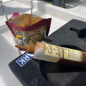 Un petit repas pour se réchauffer à bord de STARK car malgré le beau temps, il fait froid