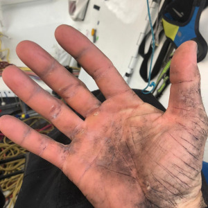 Les mains du bricoleur après une journée de réparations