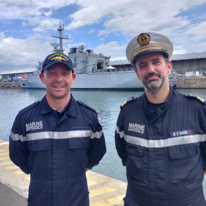 Kevin Escoffier et le Commandant Barbe de la Marine Nationale