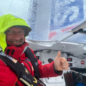 Ari sous la pluie mais heureux 