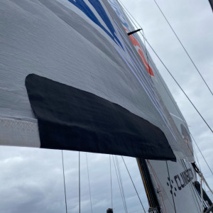 Ari Huusela a réparé l'une de ses voiles