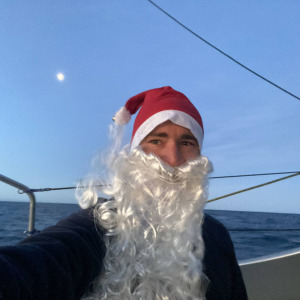 Le père Noël profite de la pleine lune pour passer à bord d'OMIA - Water Family