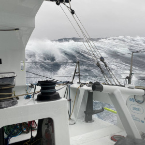 Seulement 3 ris dans la grand-voile et Stéphane Le Diraison attend que le fort coup de vent passe