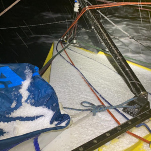 Austral hail fell last night on the boat La Mie Câline - Artisans Artipôle