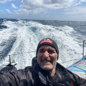 Jérémie Beyou continues his race in heavy seas with 25-35 knots of wind