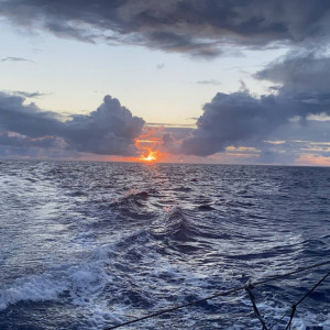Rare moment de la course : Armel Tripon a pu profiter d'un coucher de soleil depuis le pont de son bateau sur une mer presque plate