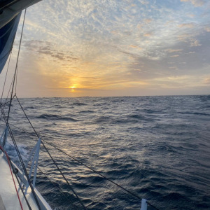 Clément Giraud vit ses derniers levers de soleil dans l'Océan Pacifique