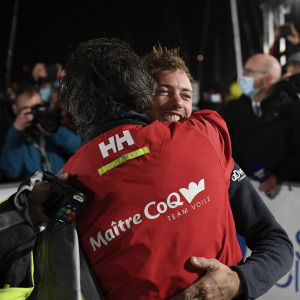 Yannick Bestaven et Thomas Ruyant se félicitent après leur incroyable course