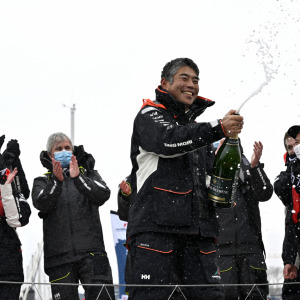 Douche de champagne à l'arrivée de Kojiro 