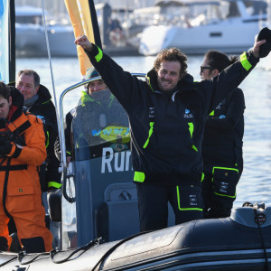 Son bateau part en réparation mais Stéphane est bien là pour se rendre sur les pontons