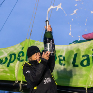 Ouverture de la bouteille de champagne pour célébrer le retour à Port Olona