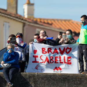 The supporters are there to welcome Isabelle