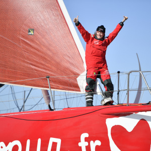 Sam Davies arrive aux Sables d'Olonne et finit son tour du monde hors course