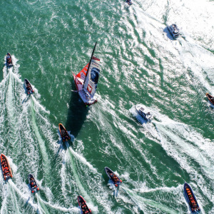 Bien entourée pour son passage de la ligne symbolique du Vendée Globe, bien qu'elle soit hors course