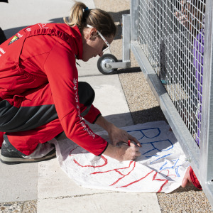 Sam dédicace des posters à ses supporters