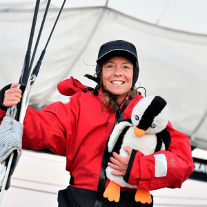 Alexia arrive avec son pingouin, emblème de son bateau qui porte le même nom