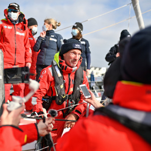 Andi Robertson recueille les premiers mots d'Ari à son arrivée au ponton