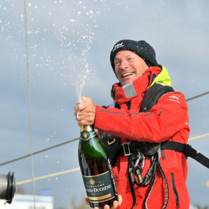 Ari célèbre son arrivée en ouvrant le champagne