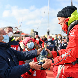 Remise du champagne officiel par Yves Auvinet, président du Vendée Globe