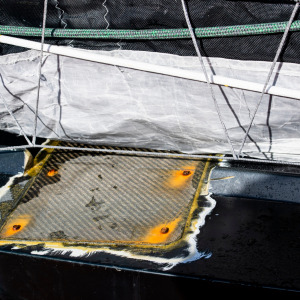 Réparation du pont fissuré avec une plaque de carbone sur l'IMOCA de Maxime Sorel